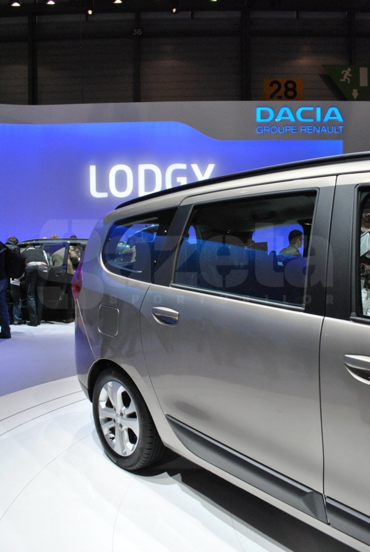 FOTO Ea este Dacia Lodgy! » Primele imagini de la prezentarea oficială de la Geneva