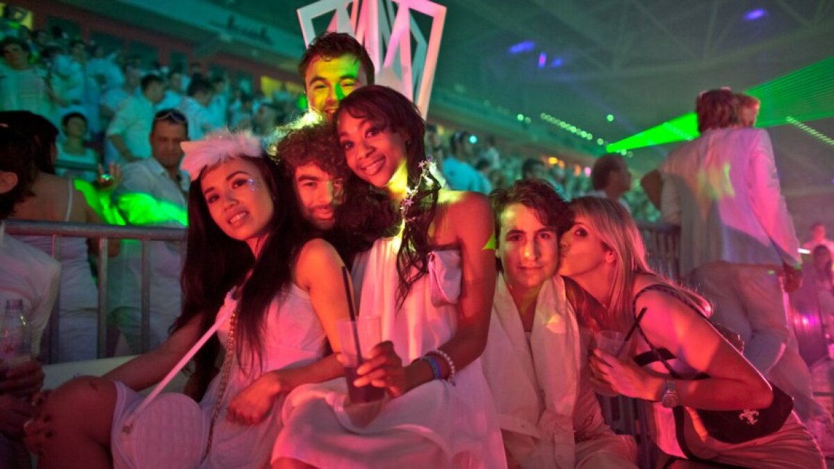 GALERIE FOTO / Ce nebunie îi aşteaptă pe fotbaliştii din Liga 1 pe 21 aprilie? Cele mai tari fete la Sensation - Ocean of White!