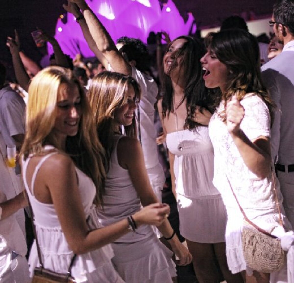 GALERIE FOTO / Ce nebunie îi aşteaptă pe fotbaliştii din Liga 1 pe 21 aprilie? Cele mai tari fete la Sensation - Ocean of White!