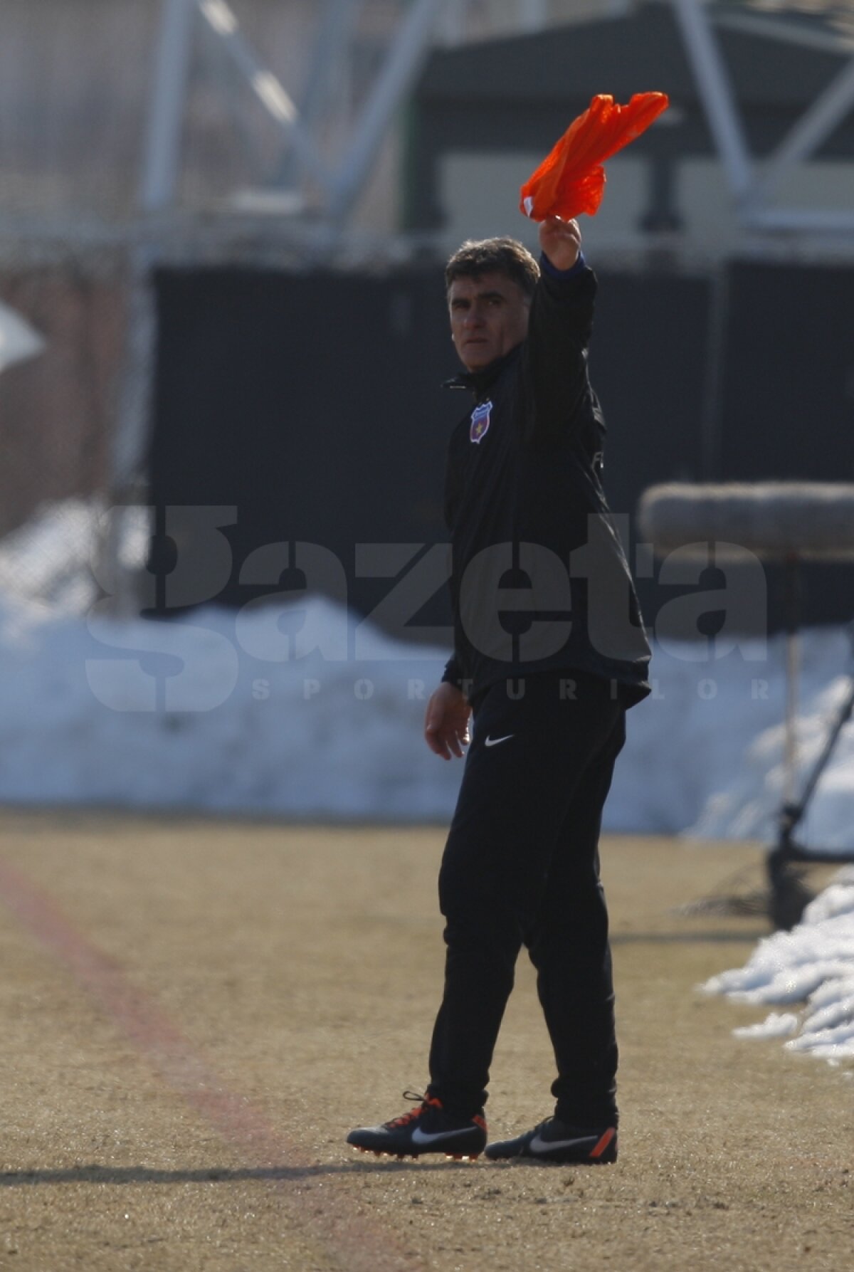 Aşa arbitri şi-ar dori steliştii şi în campionat! :D