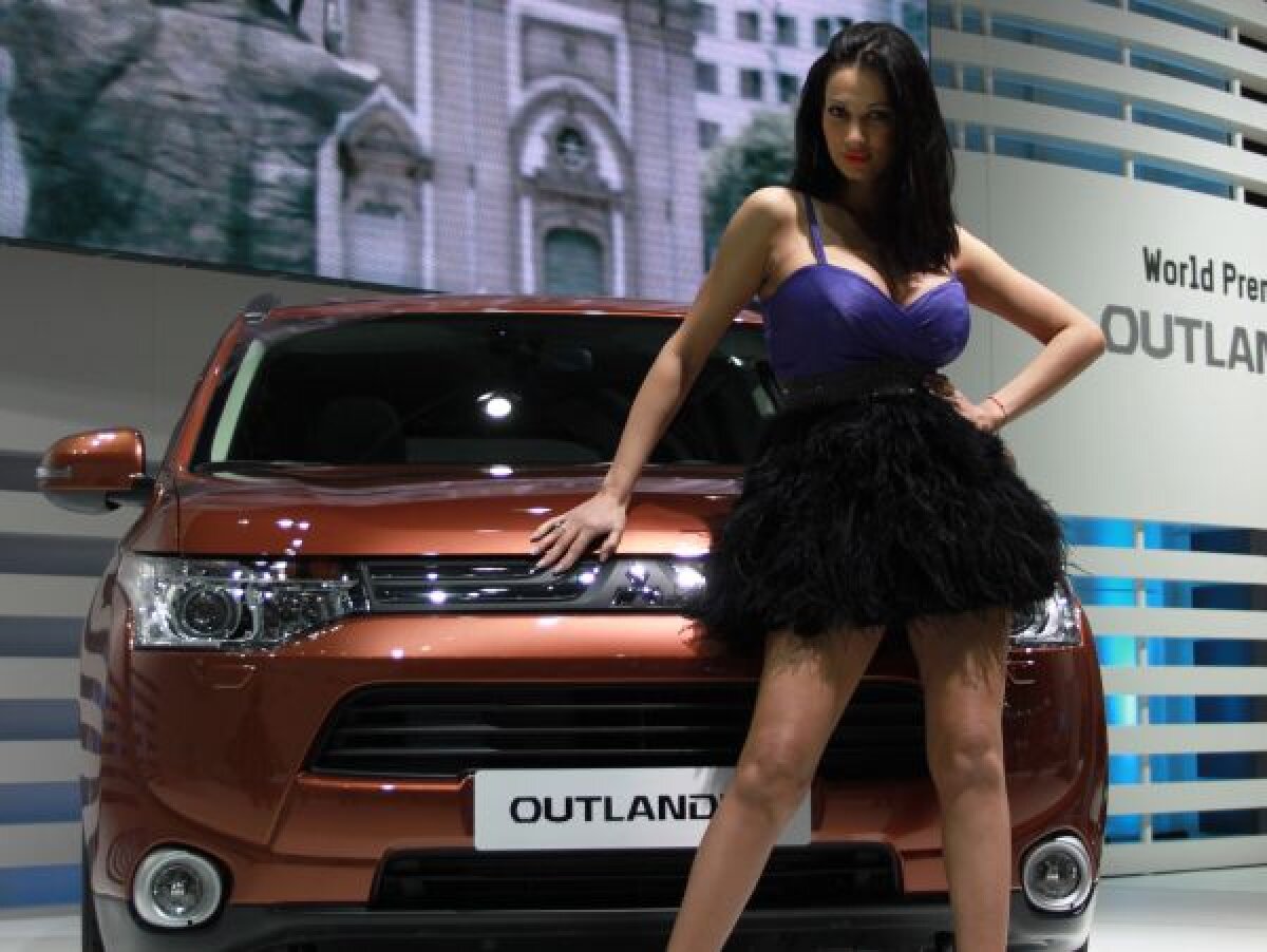 GALERIE FOTO / Maşină pentru tripleţi » Nicoleta Luciu a fost vedetă la Salonul de la Geneva