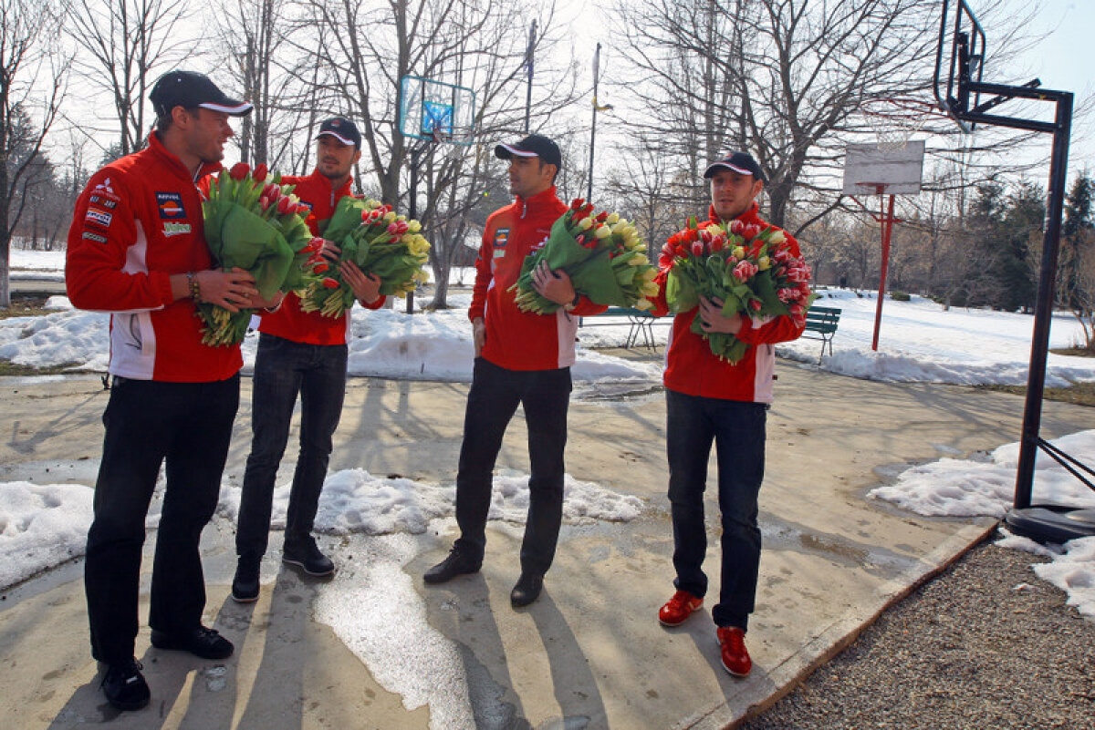 FOTO Dinamoviştii au împărţit cadouri copiilor şi mămicilor de la Centrul Maternal Săftica
