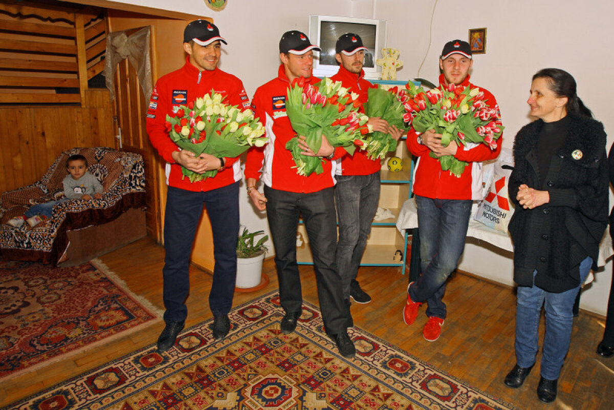 FOTO Dinamoviştii au împărţit cadouri copiilor şi mămicilor de la Centrul Maternal Săftica