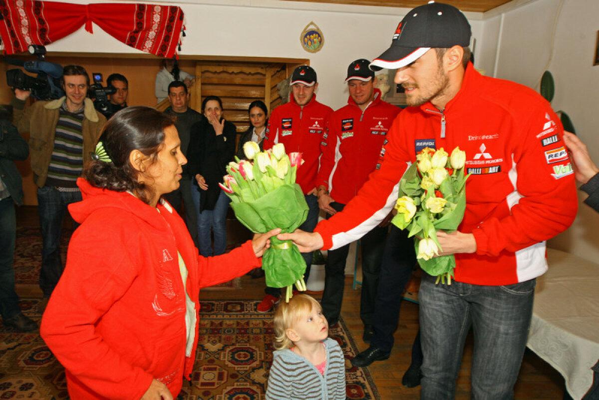 FOTO Dinamoviştii au împărţit cadouri copiilor şi mămicilor de la Centrul Maternal Săftica