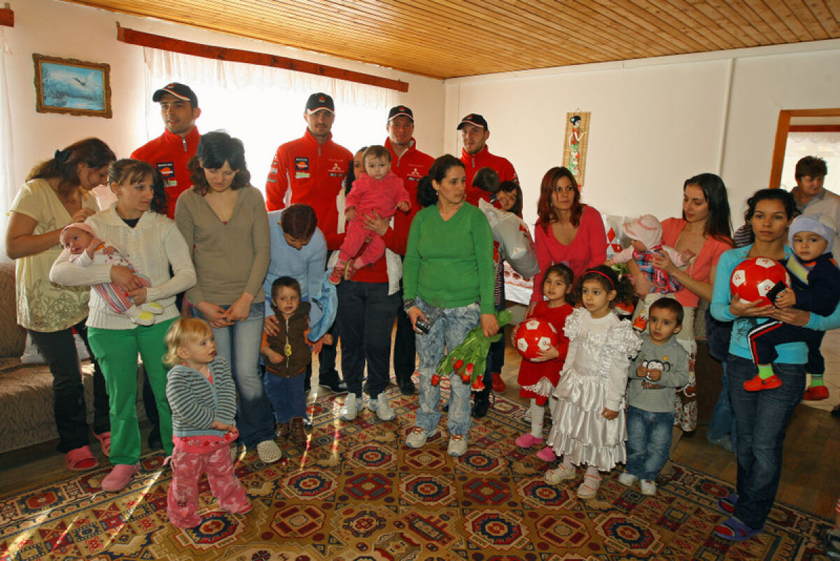 FOTO Dinamoviştii au împărţit cadouri copiilor şi mămicilor de la Centrul Maternal Săftica