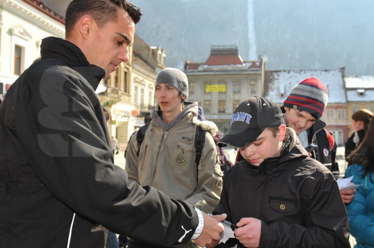 FOTO » Excentricul Udoji a oferit flori unui manechin de Ziua Femeii :D