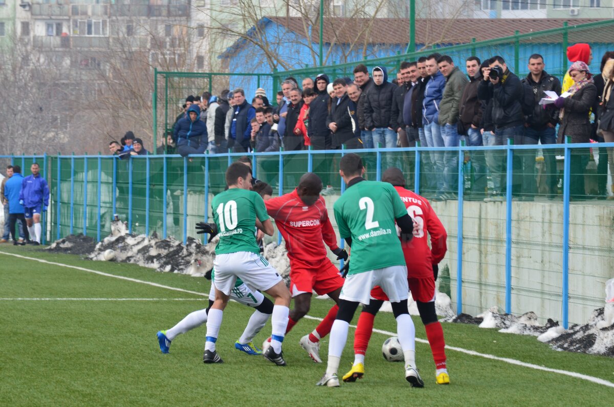FOTO I-au bătut cu Măciuca! Damila Măciuca a cîştigat "meciul secolului" în Colentina :D