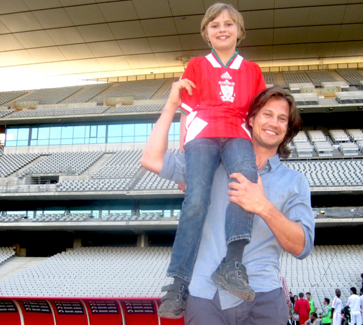 Roşu, culoarea pasiunii » Gerrard, Carragher şi Kenny Dalglish au jucat într-un film despre finala Ligii din 2005