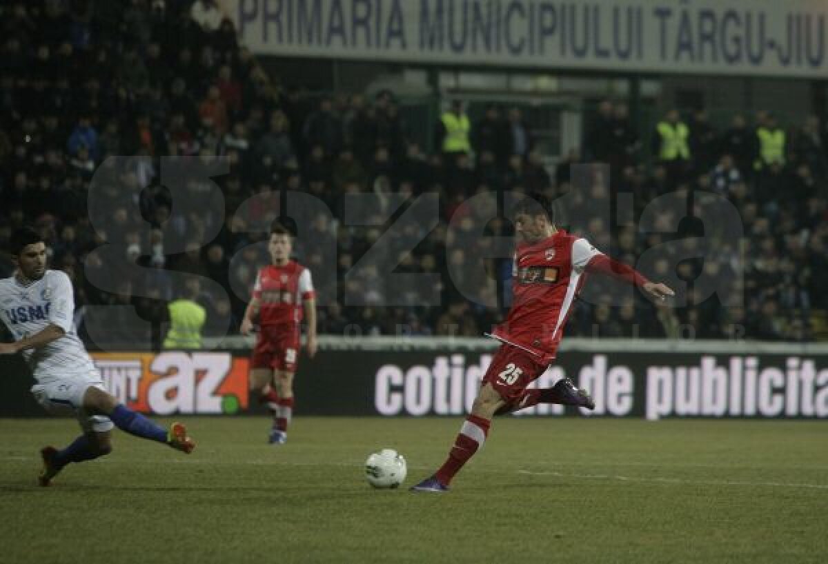 VIDEO + FOTO Pandurii lui Grigoraş nu îi lasă pe "cîini" să zburde » Dinamo nu profită de remiza CFR-ului