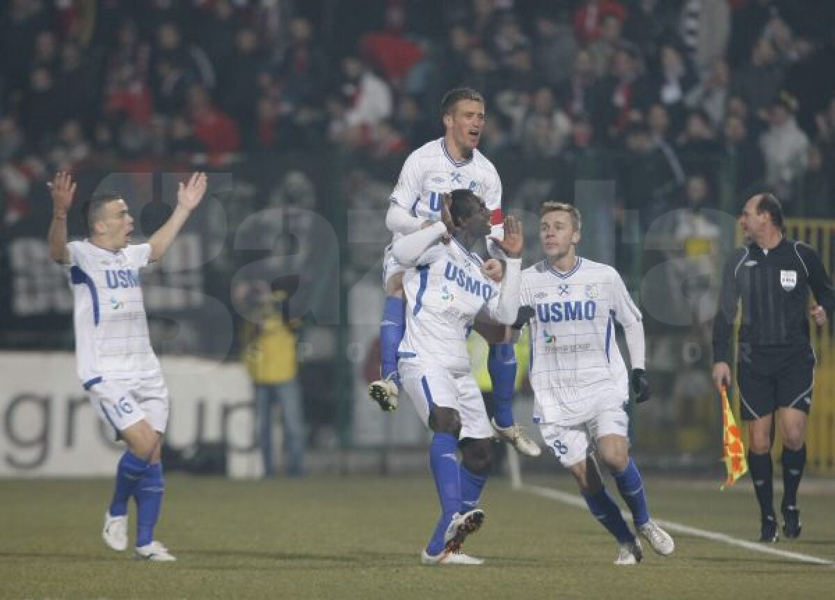 VIDEO + FOTO Pandurii lui Grigoraş nu îi lasă pe "cîini" să zburde » Dinamo nu profită de remiza CFR-ului