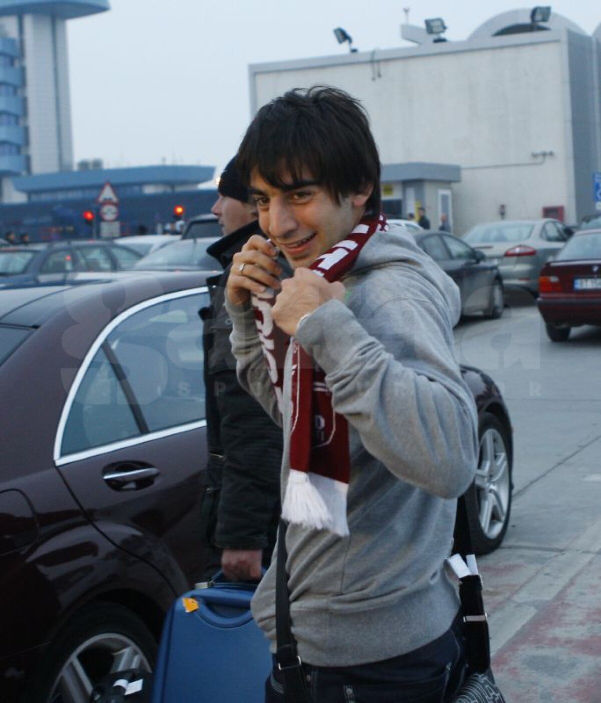 GALERIE FOTO » Noul atacant al Rapidului, Sotelo, a venit la Bucureşti şi a asistat la meciul cu Petrolul