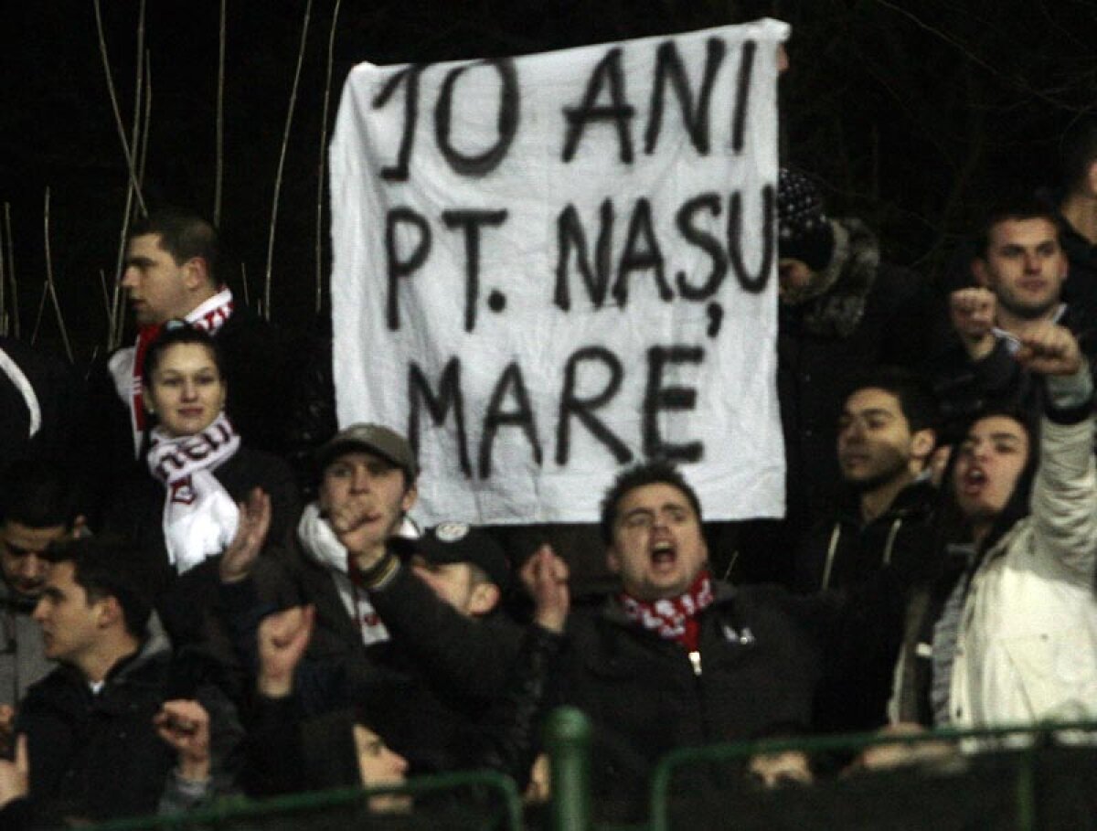 Spui poezii, nu mai iei bătaie! » Fanilor li s-a permis să afişeze bannere ironice la meciul Pandurii - Dinamo (2-2)