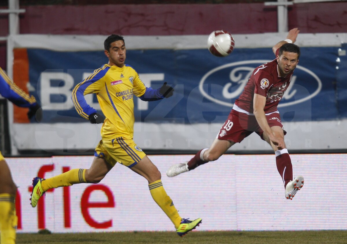 FOTO Rapid învinge Petrolul cu 2-0 şi revine la 3 puncte de Dinamo