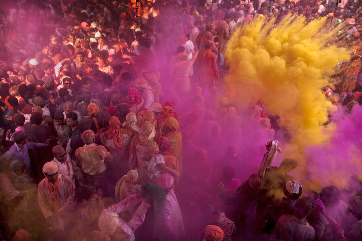 O primăvară colorată! Unul dintre cele mai tari festivaluri din lume în imagini incredibile