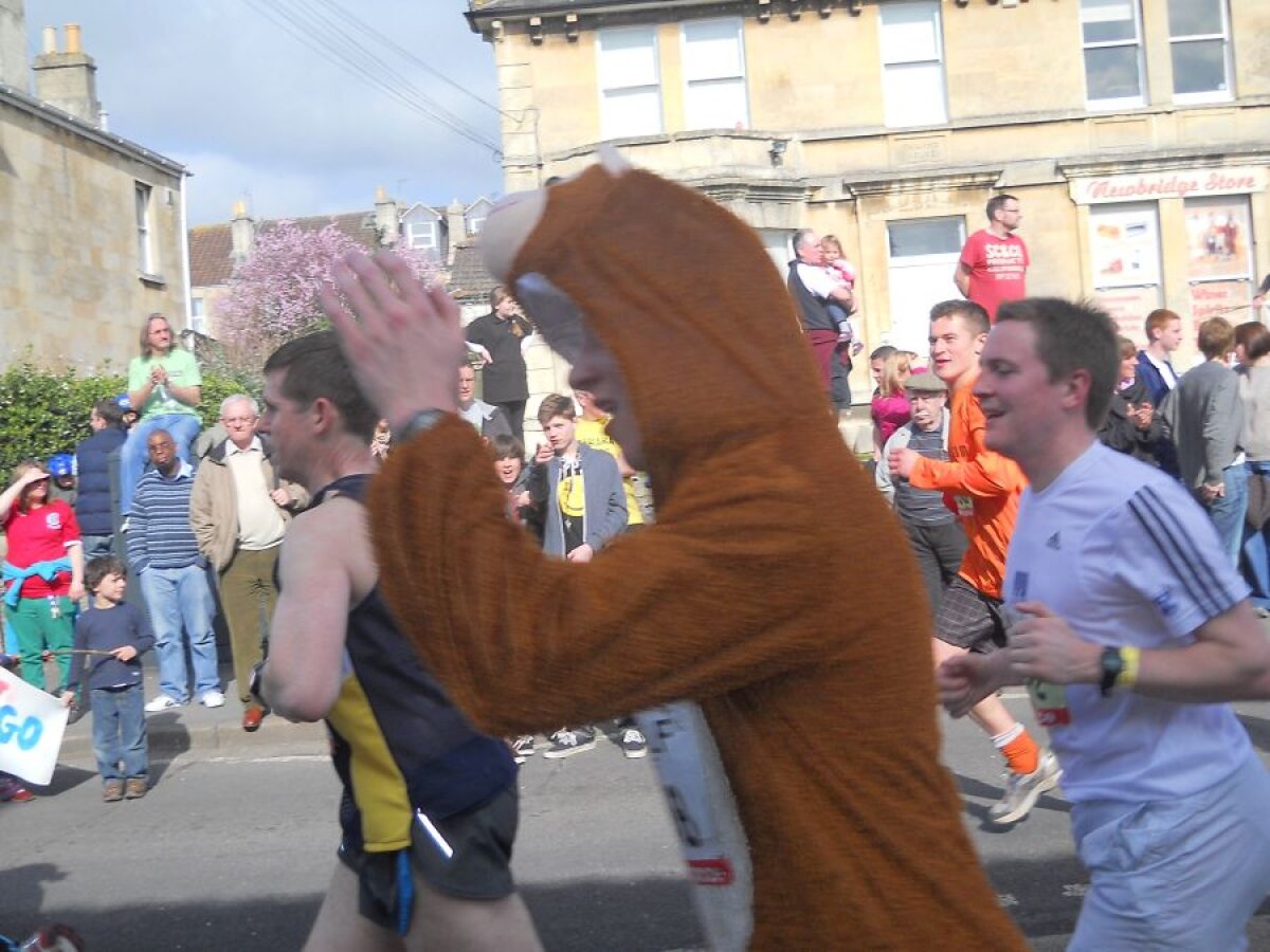 FOTO Campania "Mitică la brutărie", acum şi în Anglia :) » Englezii se întreabă "Who is Mitică?!"