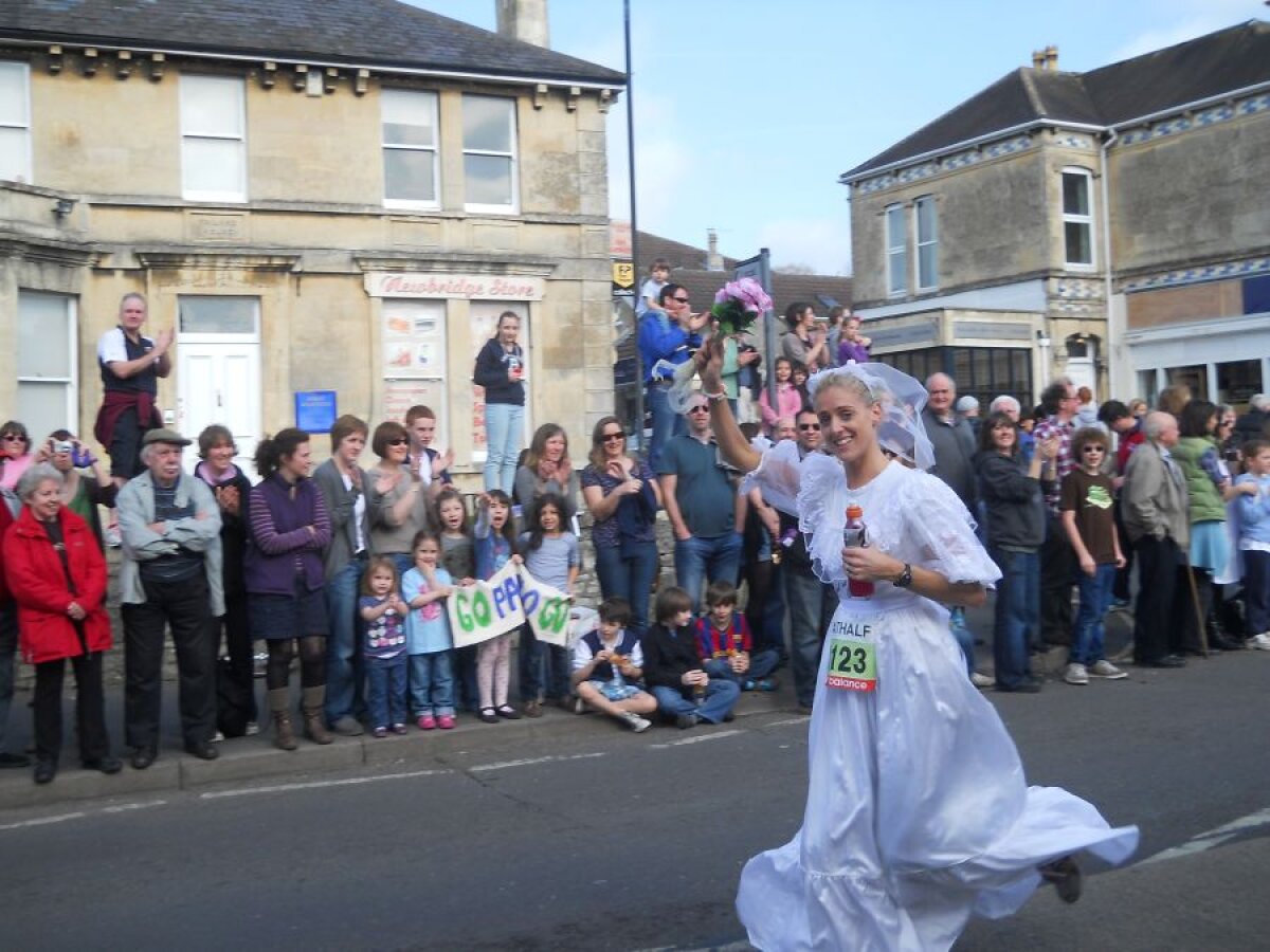 FOTO Campania "Mitică la brutărie", acum şi în Anglia :) » Englezii se întreabă "Who is Mitică?!"