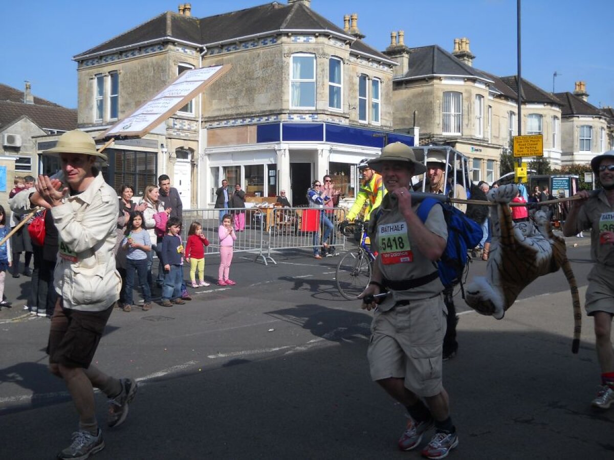 FOTO Campania "Mitică la brutărie", acum şi în Anglia :) » Englezii se întreabă "Who is Mitică?!"