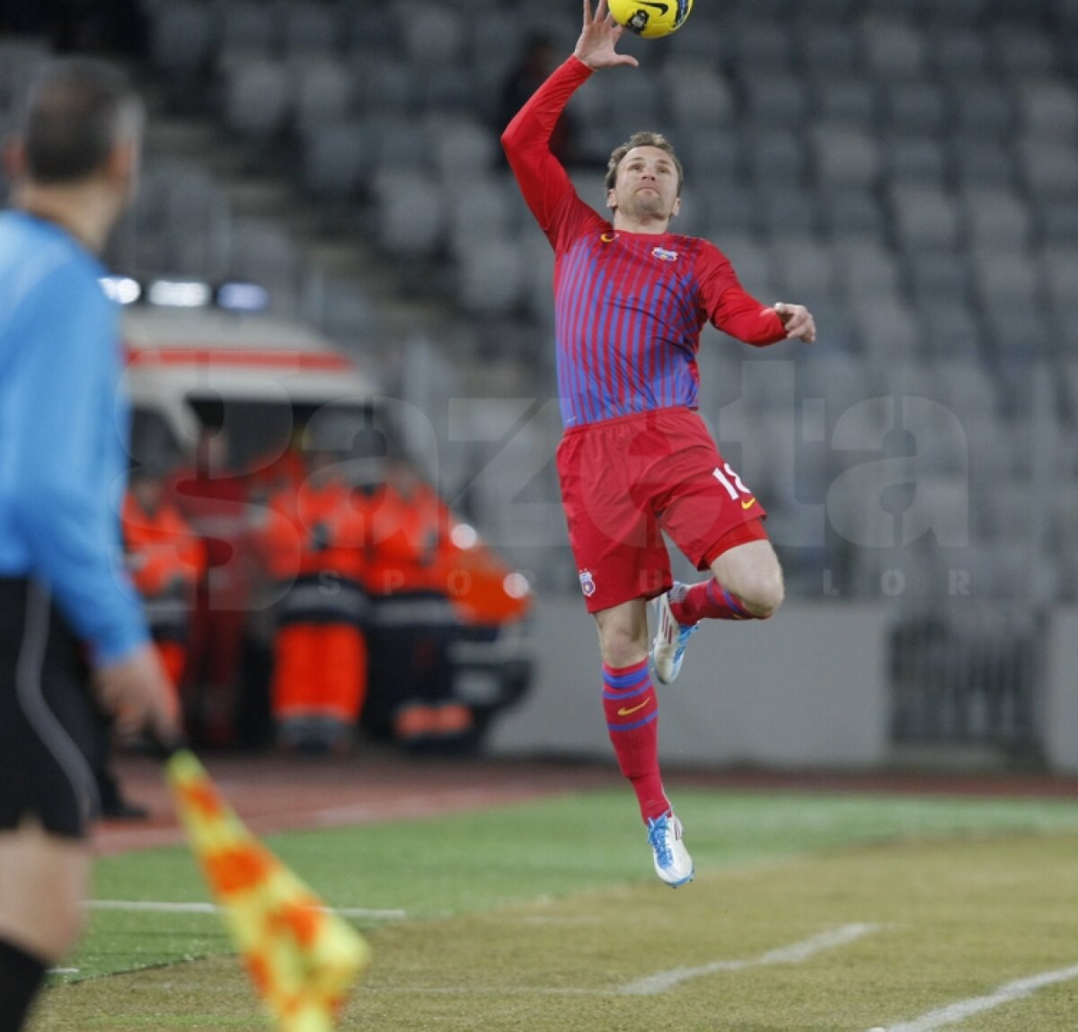 FOTO & VIDEO » Rusescu aduce a doua victorie pentru Steaua, care e la 6 puncte în spatele lui Dinamo