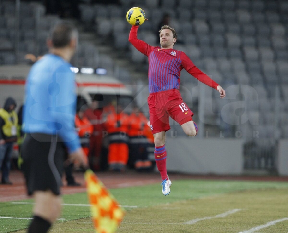 FOTO & VIDEO » Rusescu aduce a doua victorie pentru Steaua, care e la 6 puncte în spatele lui Dinamo