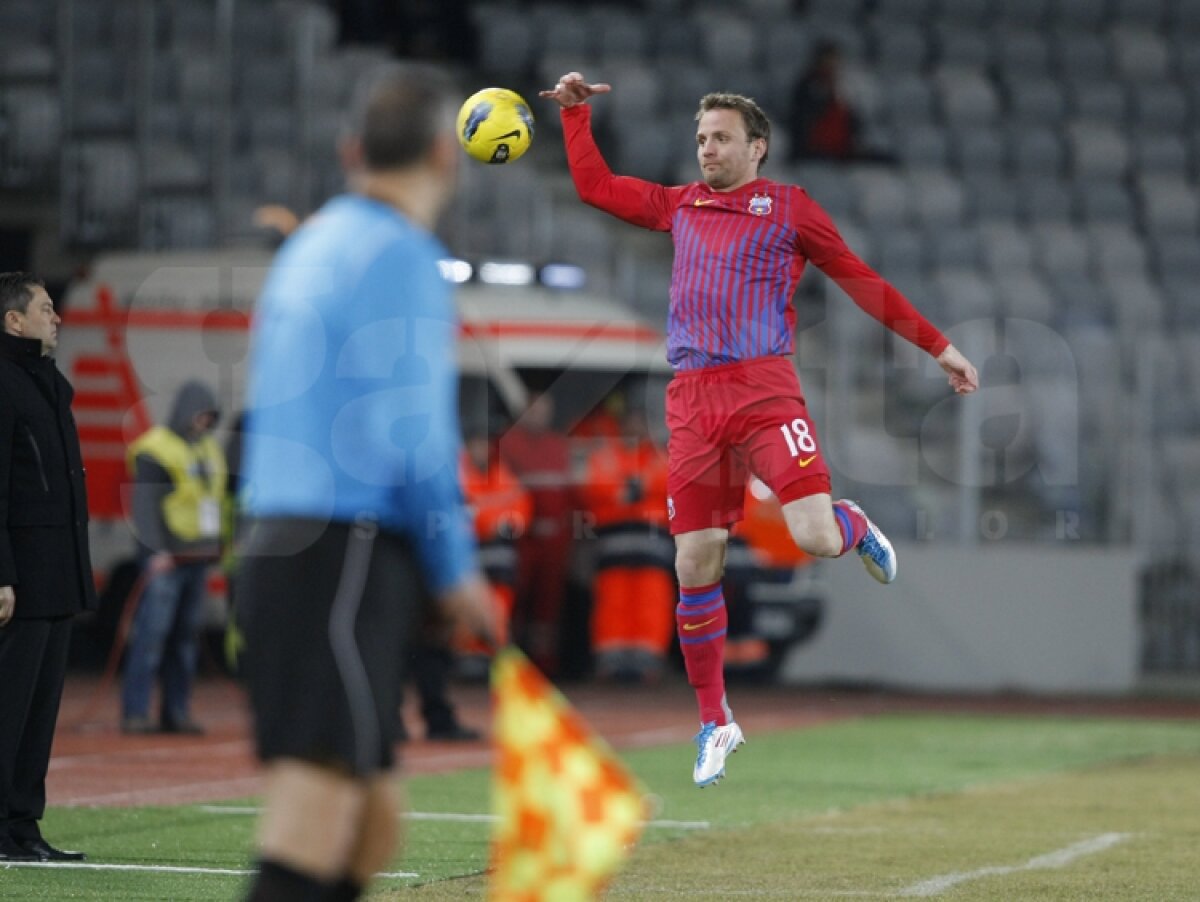 FOTO & VIDEO » Rusescu aduce a doua victorie pentru Steaua, care e la 6 puncte în spatele lui Dinamo