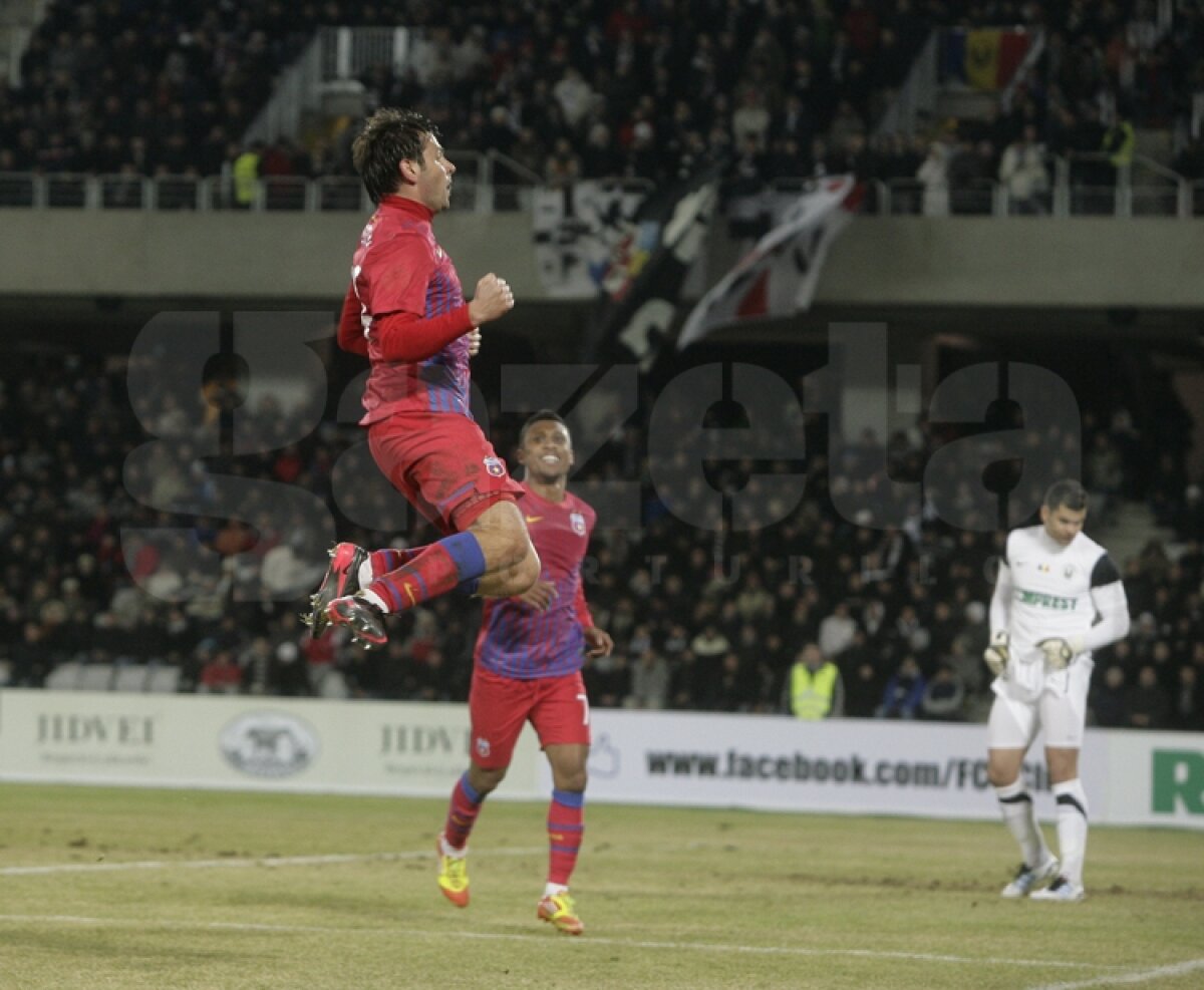 FOTO & VIDEO » Rusescu aduce a doua victorie pentru Steaua, care e la 6 puncte în spatele lui Dinamo