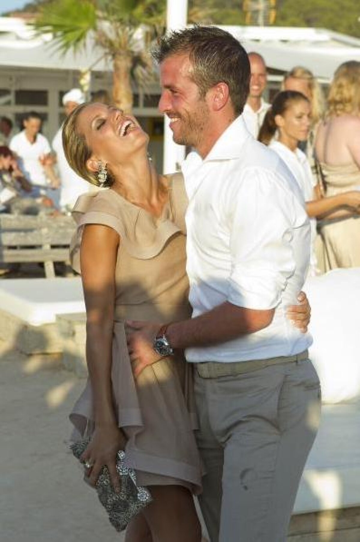 FOTO Compromiţător? Sylvie van der Vaart surprinsă în braţele altui bărbat