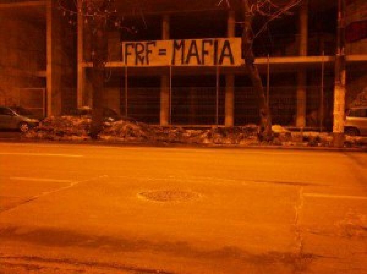 GALERIE FOTO & VIDEO  Protestele continuă în Bucureşti: "FRF=MAFIA"!
