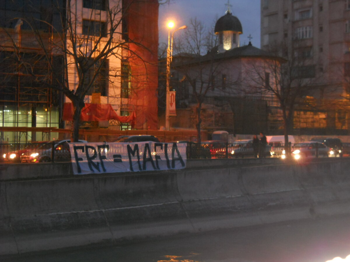 GALERIE FOTO & VIDEO  Protestele continuă în Bucureşti: "FRF=MAFIA"!