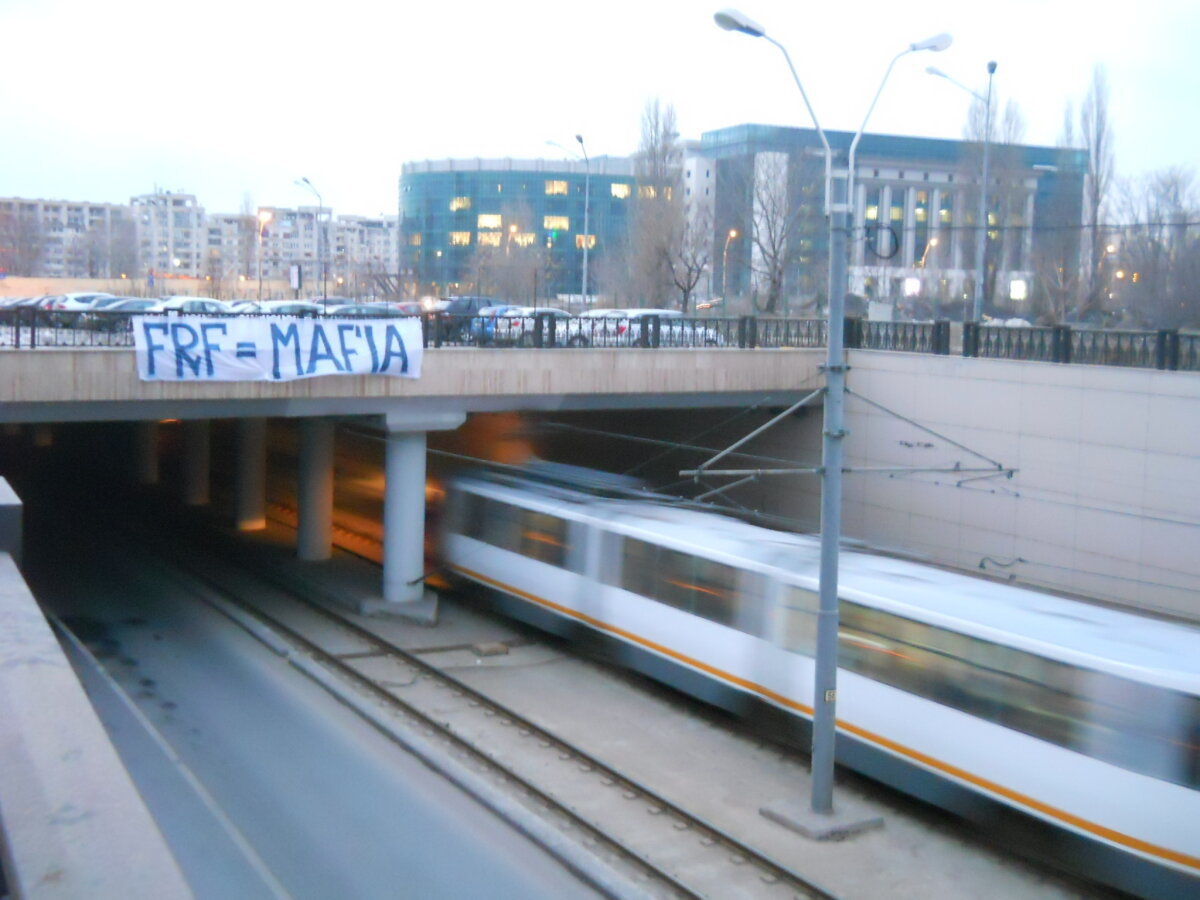 GALERIE FOTO & VIDEO  Protestele continuă în Bucureşti: "FRF=MAFIA"!