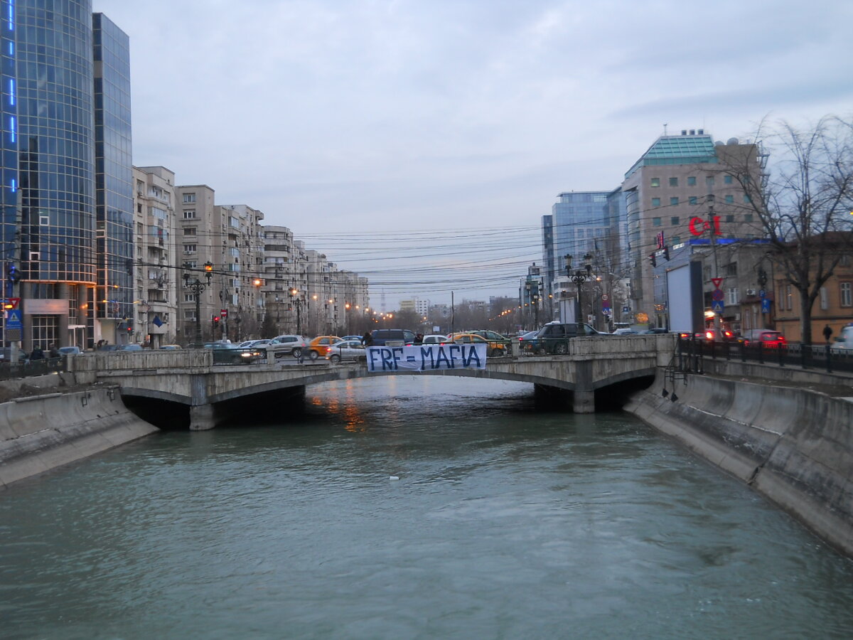 GALERIE FOTO & VIDEO  Protestele continuă în Bucureşti: "FRF=MAFIA"!