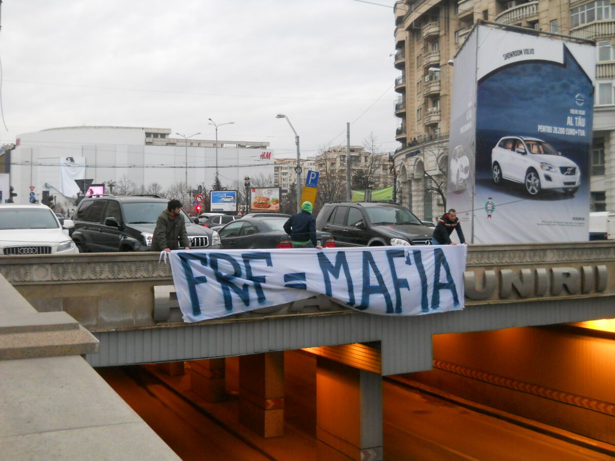 GALERIE FOTO & VIDEO  Protestele continuă în Bucureşti: "FRF=MAFIA"!