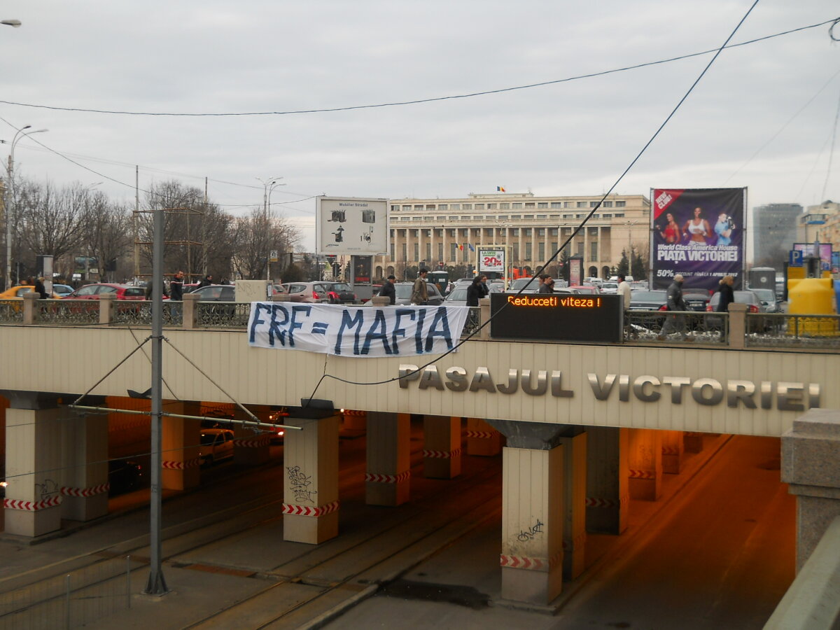 GALERIE FOTO & VIDEO  Protestele continuă în Bucureşti: "FRF=MAFIA"!