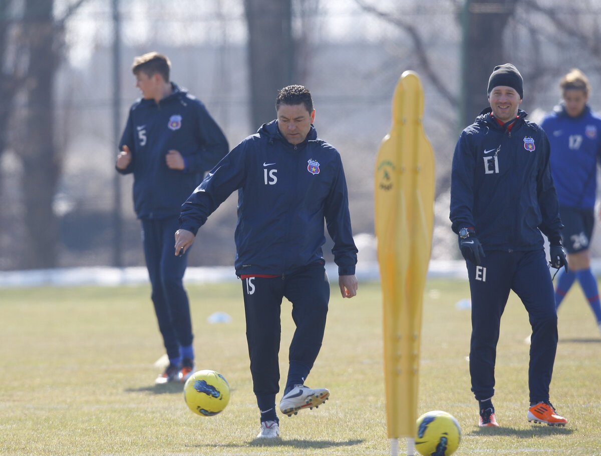 FOTO şi VIDEO Steliştii, păziţi de soldaţi la primul antrenament în Ghencea. La casele de bilete e deja coadă