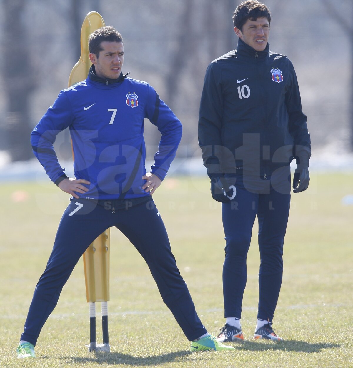 FOTO şi VIDEO Steliştii, păziţi de soldaţi la primul antrenament în Ghencea. La casele de bilete e deja coadă