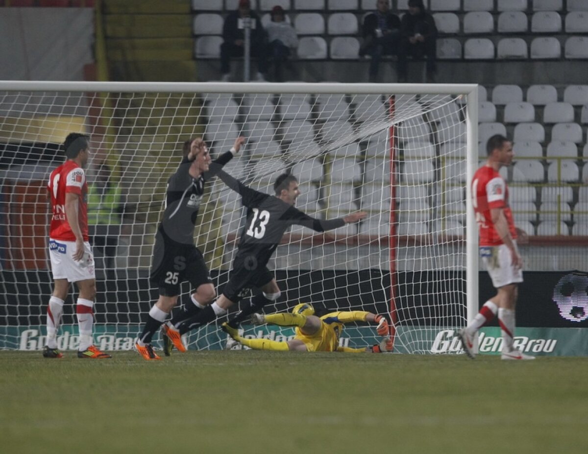 "Cîinii" au pierdut ruşinos şi au picat pe 2 » Dinamo - Sportul 1-3