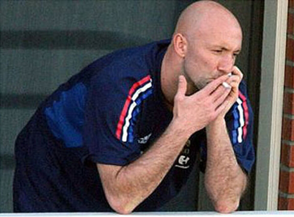 GALERIE FOTO » De la Maradona la Zidane, fotbalişti celebri prinşi fumînd