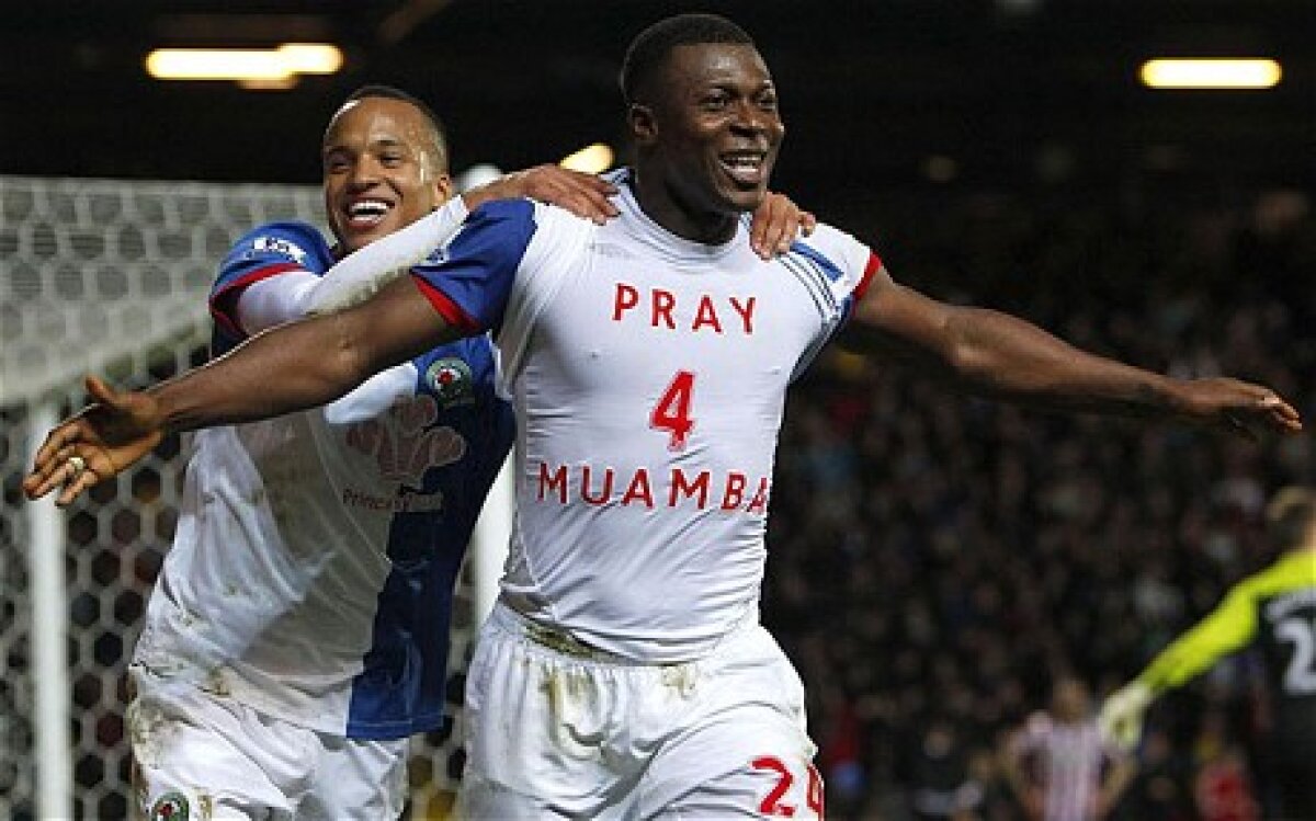 FOTO Totul pentru Muamba! Cei ce afişează mesaje pentru mijlocaş prin ridicarea tricoului, nesancţionaţi