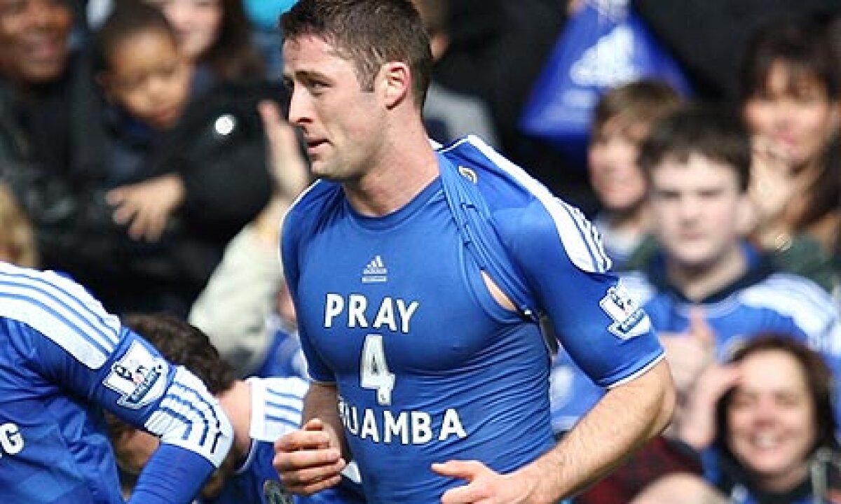 FOTO Totul pentru Muamba! Cei ce afişează mesaje pentru mijlocaş prin ridicarea tricoului, nesancţionaţi