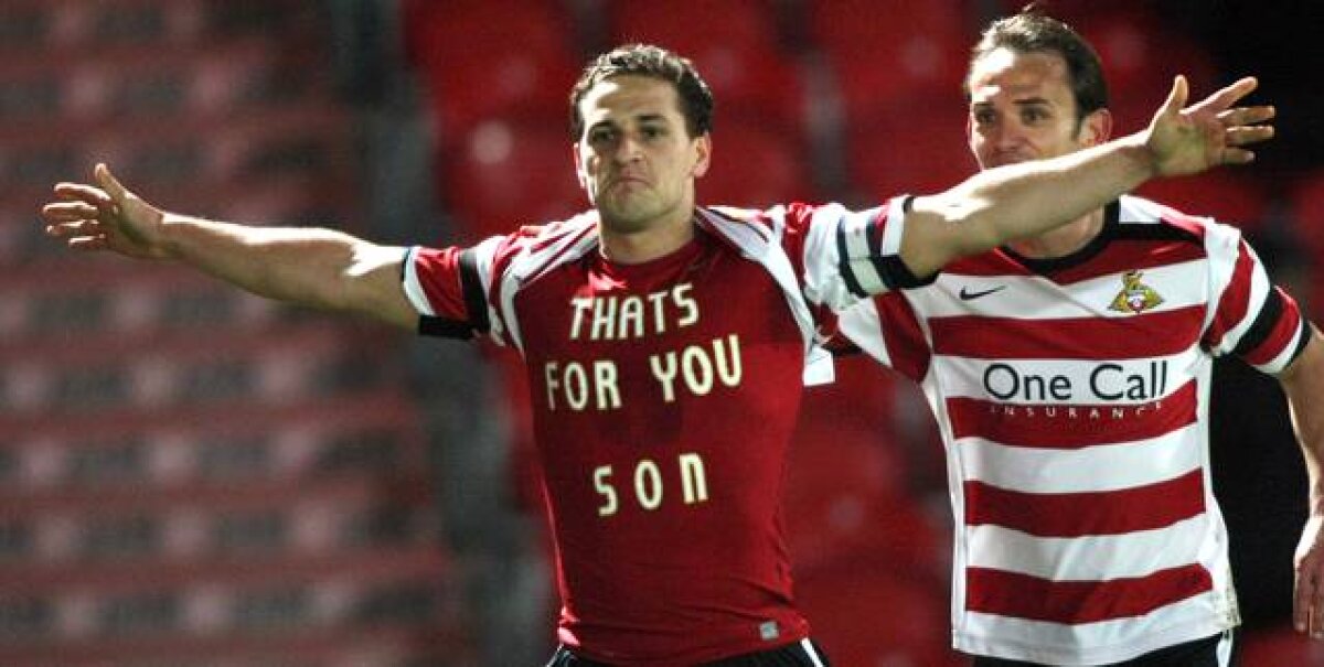 FOTO Totul pentru Muamba! Cei ce afişează mesaje pentru mijlocaş prin ridicarea tricoului, nesancţionaţi