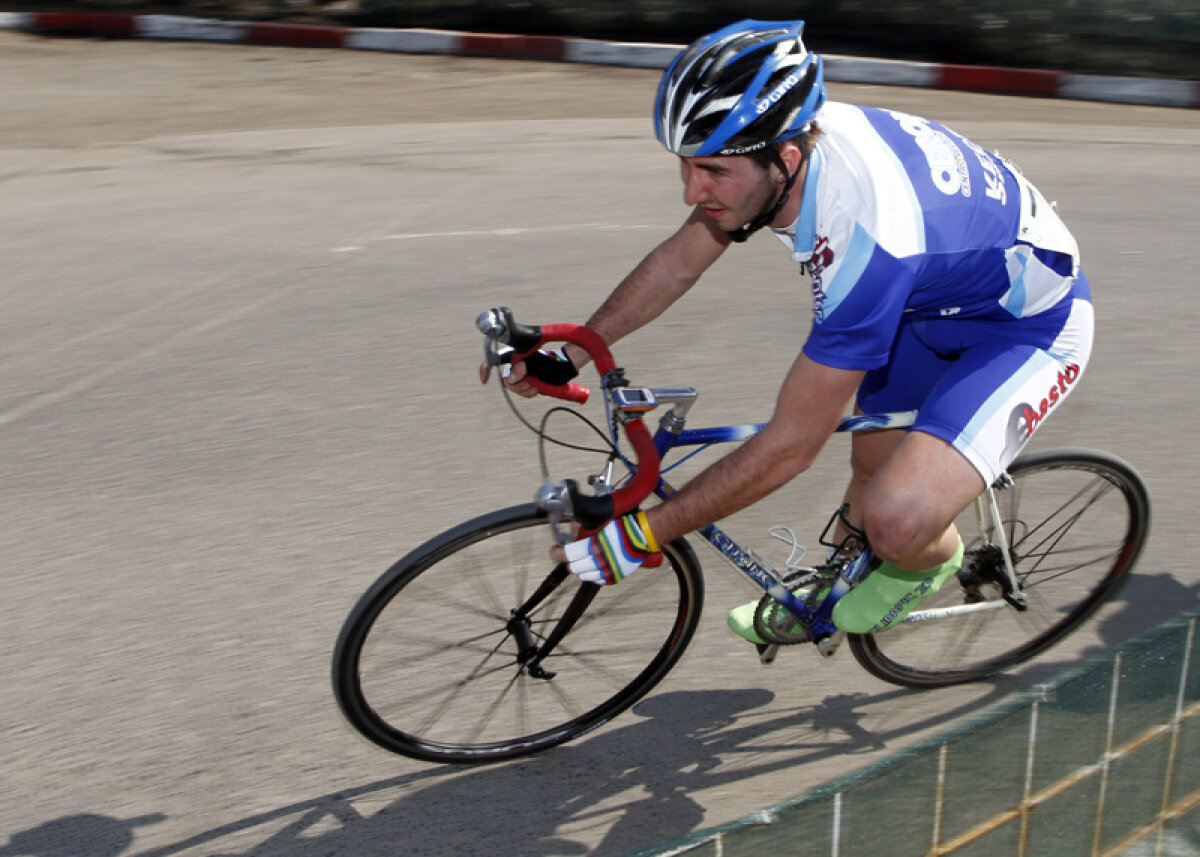 Întîmplări incredibile la o cursă din România » Un arbitru l-a atacat cu un aparat electroşoc pe liderul plutonului de ciclişti!