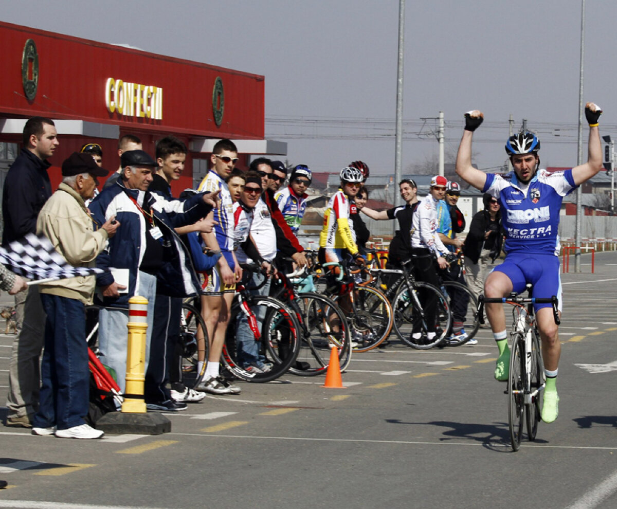 Întîmplări incredibile la o cursă din România » Un arbitru l-a atacat cu un aparat electroşoc pe liderul plutonului de ciclişti!