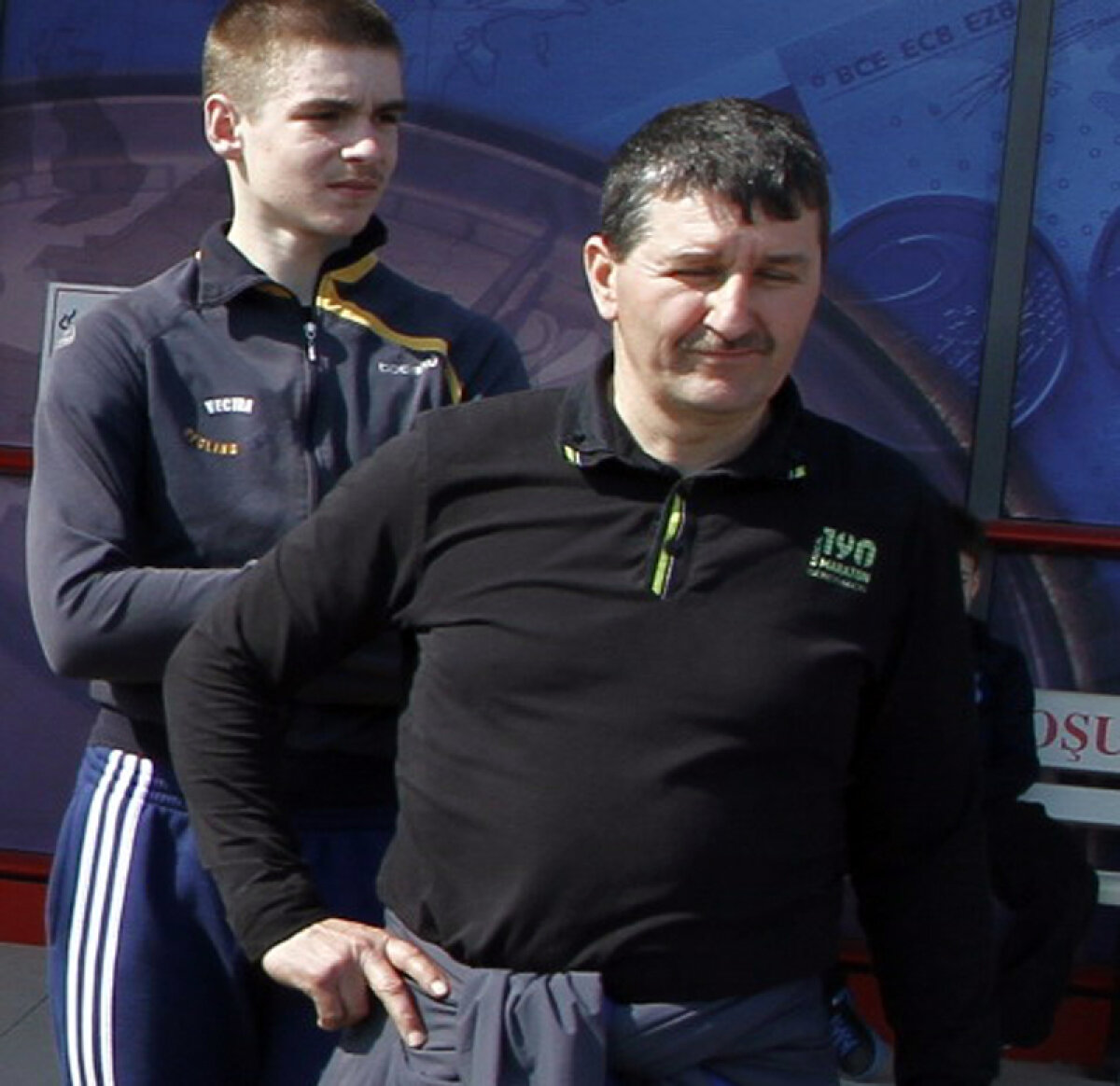 Întîmplări incredibile la o cursă din România » Un arbitru l-a atacat cu un aparat electroşoc pe liderul plutonului de ciclişti!