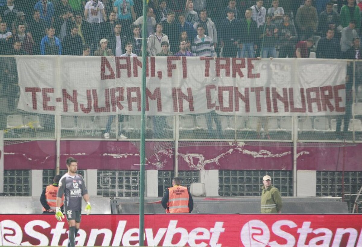 FOTO Coman ironizat de galerie » Ce "dedicaţie" i-au făcut ultraşii