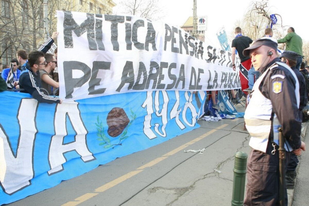 VIDEO şi FOTO Imagini dure de la mitingul "Ştiinţa nu moare" » Aproximativ 40 de persoane reţinute. Vezi cum jandarmii tîrăsc de păr un fan oltean