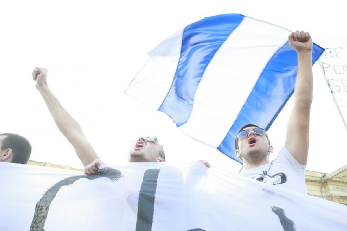 VIDEO şi FOTO Imagini dure de la mitingul "Ştiinţa nu moare" » Aproximativ 40 de persoane reţinute. Vezi cum jandarmii tîrăsc de păr un fan oltean