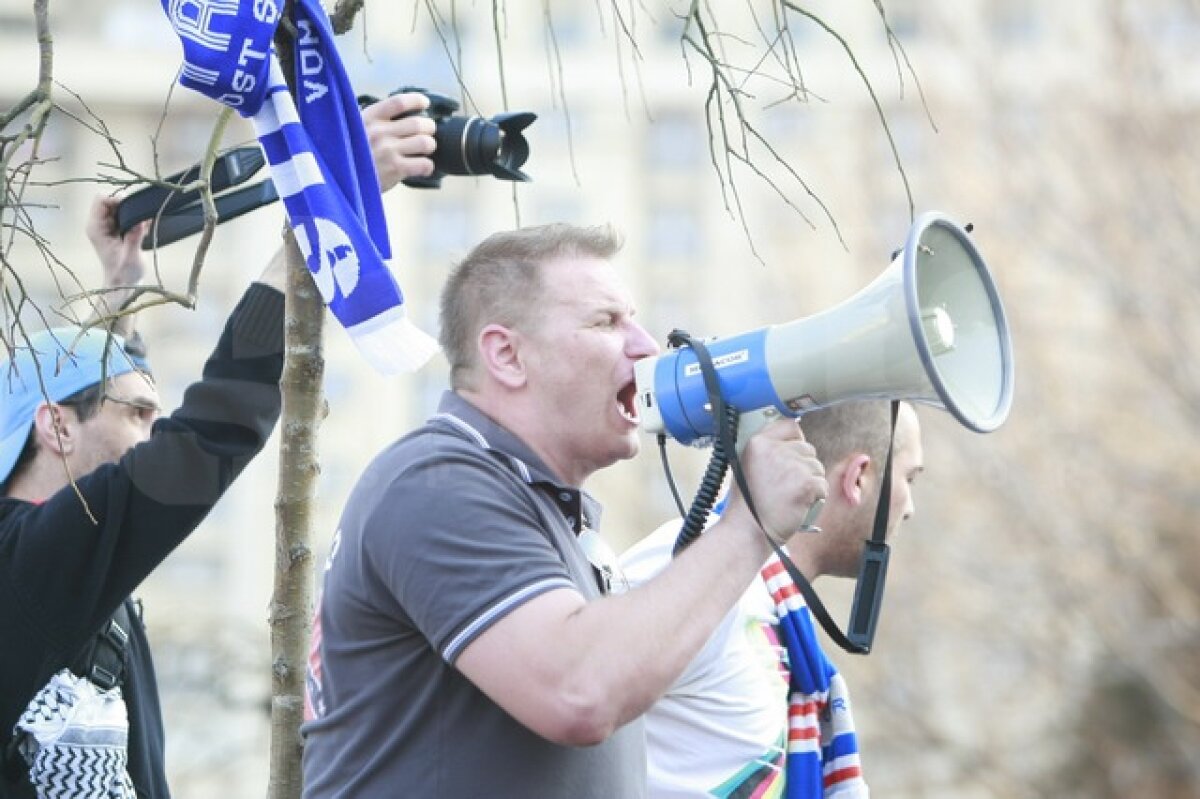 VIDEO şi FOTO Imagini dure de la mitingul "Ştiinţa nu moare" » Aproximativ 40 de persoane reţinute. Vezi cum jandarmii tîrăsc de păr un fan oltean