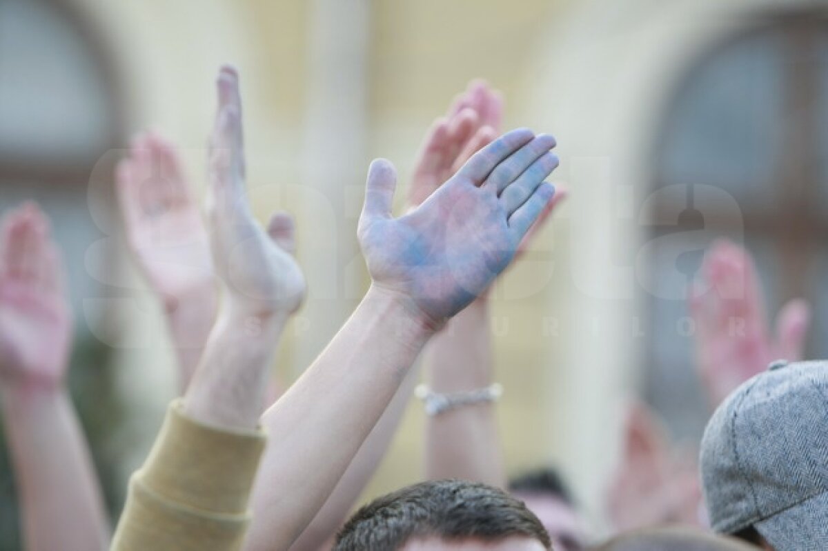 VIDEO şi FOTO Imagini dure de la mitingul "Ştiinţa nu moare" » Aproximativ 40 de persoane reţinute. Vezi cum jandarmii tîrăsc de păr un fan oltean