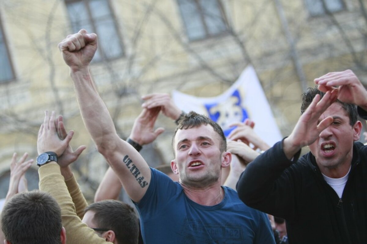 VIDEO şi FOTO Imagini dure de la mitingul "Ştiinţa nu moare" » Aproximativ 40 de persoane reţinute. Vezi cum jandarmii tîrăsc de păr un fan oltean
