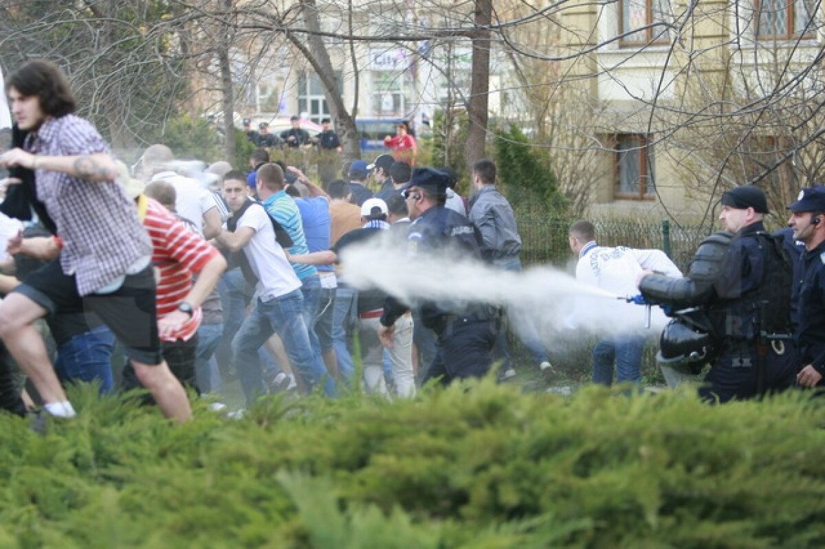 VIDEO şi FOTO Imagini dure de la mitingul "Ştiinţa nu moare" » Aproximativ 40 de persoane reţinute. Vezi cum jandarmii tîrăsc de păr un fan oltean