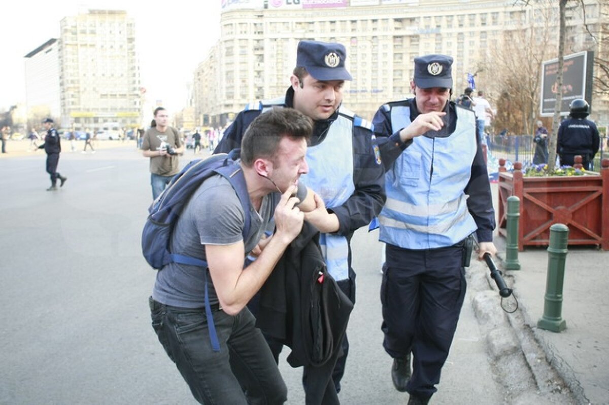 VIDEO şi FOTO Imagini dure de la mitingul "Ştiinţa nu moare" » Aproximativ 40 de persoane reţinute. Vezi cum jandarmii tîrăsc de păr un fan oltean